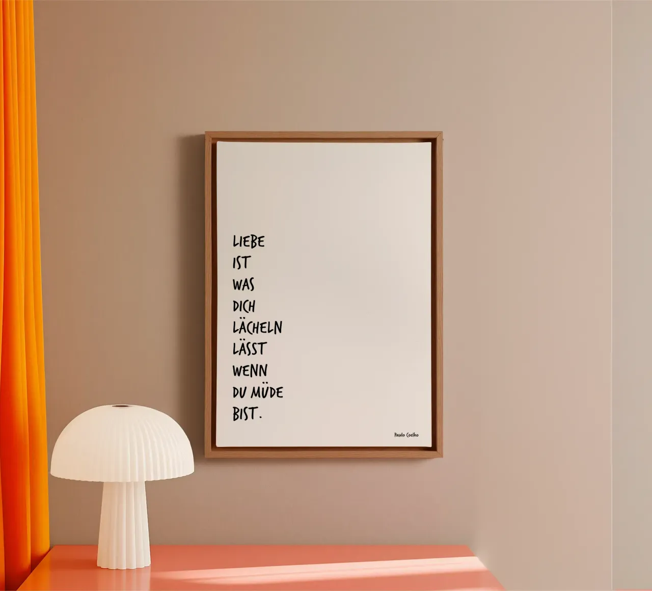 Liebe ist was dich lächeln lässt, wenn du müde bist. tela con Cornice a cassetta da FRICKE DESIGN