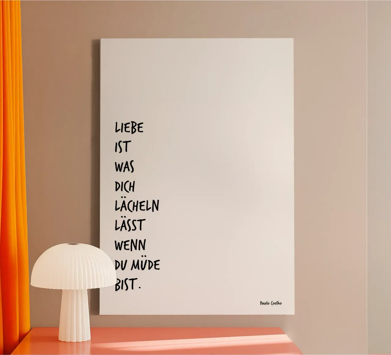Liebe ist was dich lächeln lässt, wenn du müde bist. tela con Cornice a cassetta da FRICKE DESIGN