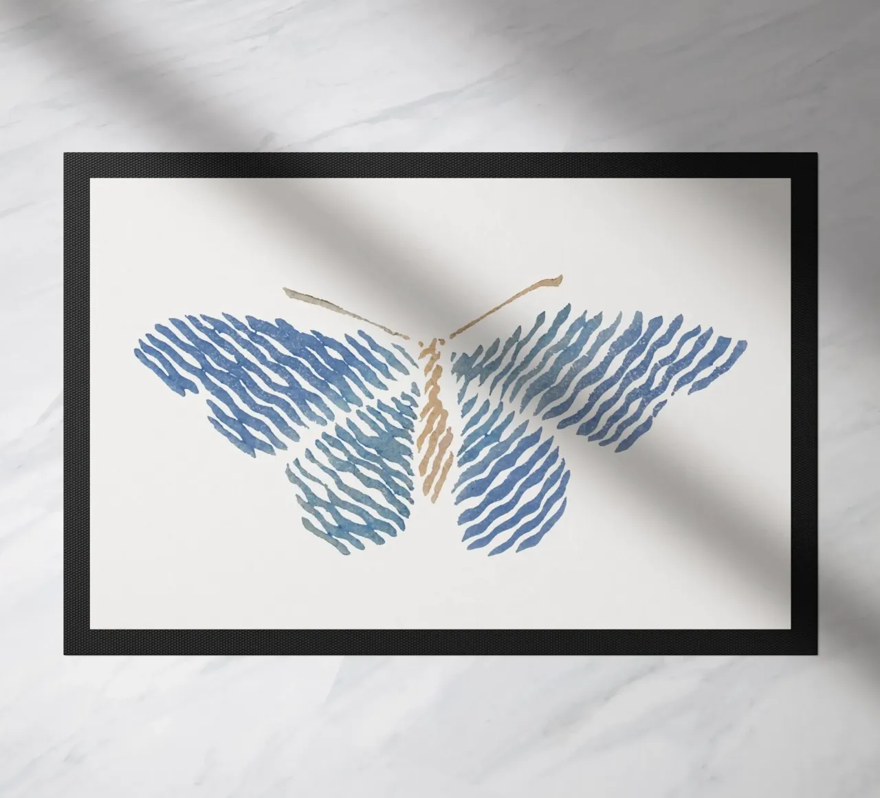 Abstrakter blauer Streifen Schmetterling - Moderne minimalistische Kunst Fußmatte von NorwesClub