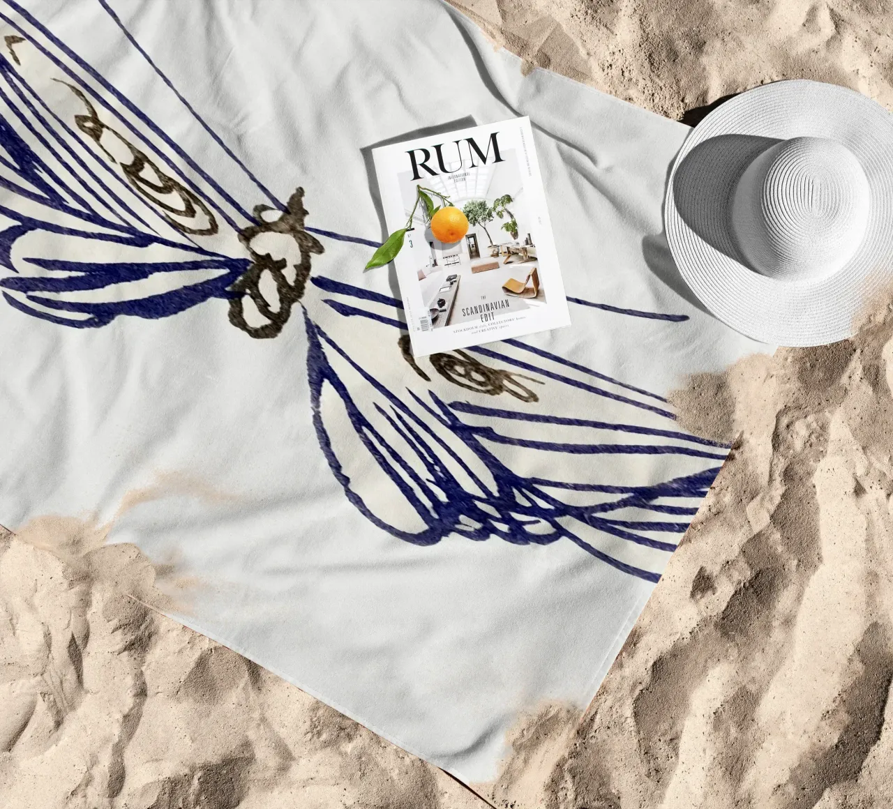 Papillon au trait d'encre - Minimalist Japanese Art Print serviette de plage de NorwesClub