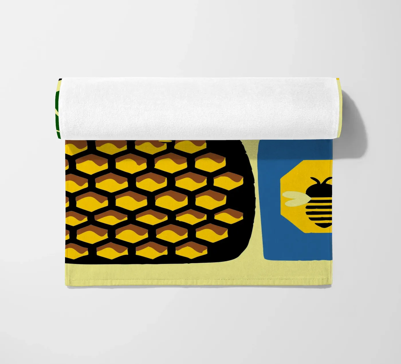 Honingbijen strandhanddoek van TRENDY POSTER SHOP
