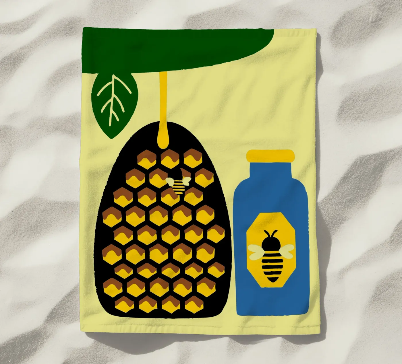 Honingbijen strandhanddoek van TRENDY POSTER SHOP
