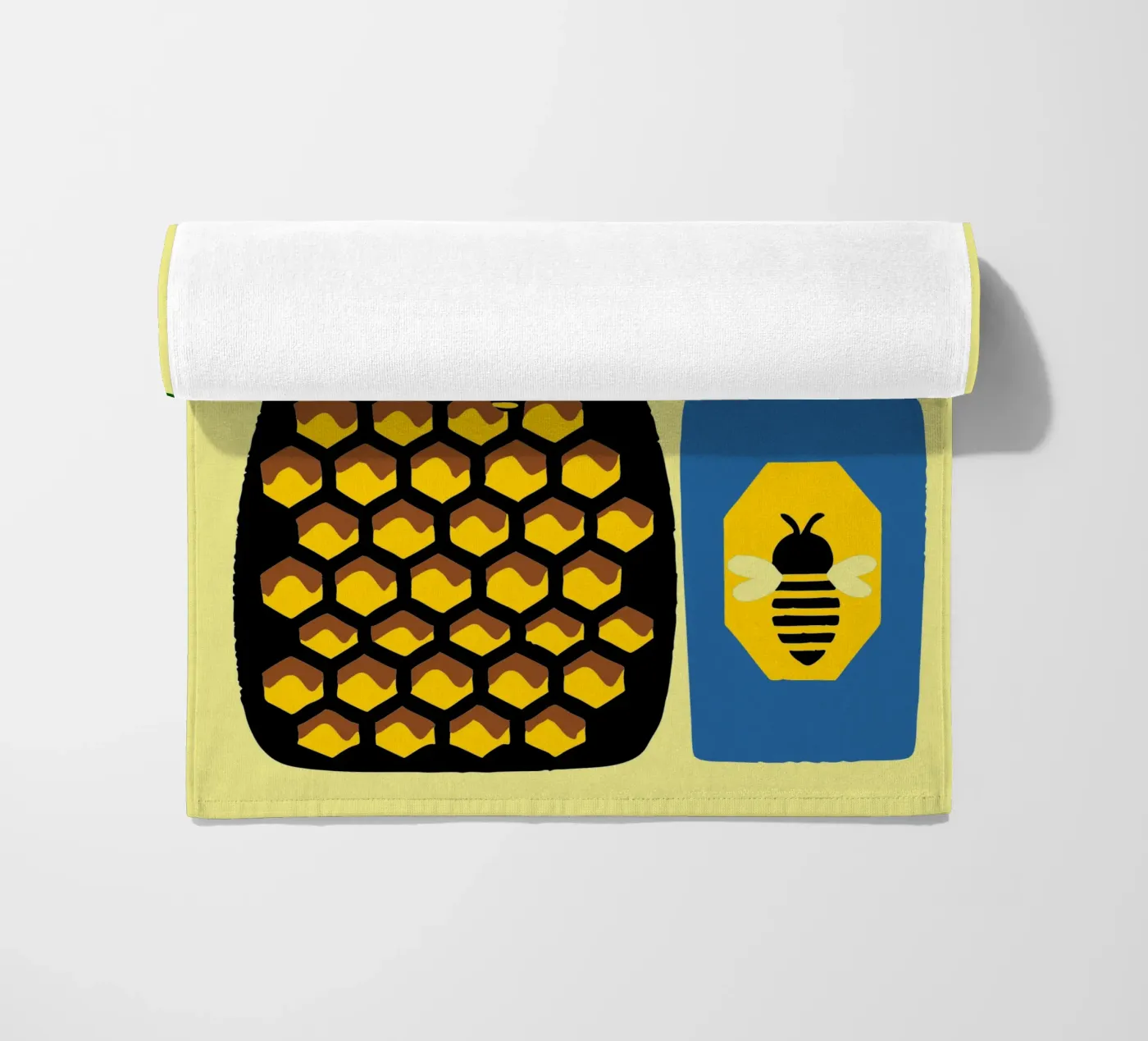 Honingbijen strandhanddoek van TRENDY POSTER SHOP