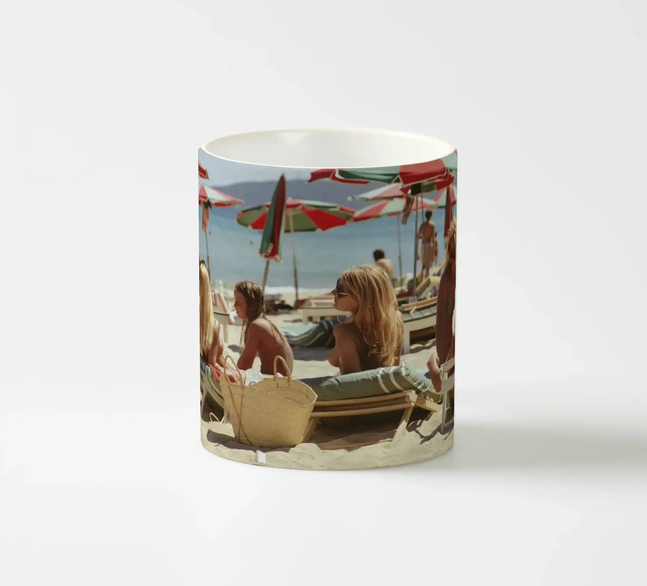 Spiaggia di Saint Tropez - Slim Aarons tazza in ceramica da Chrisvintage