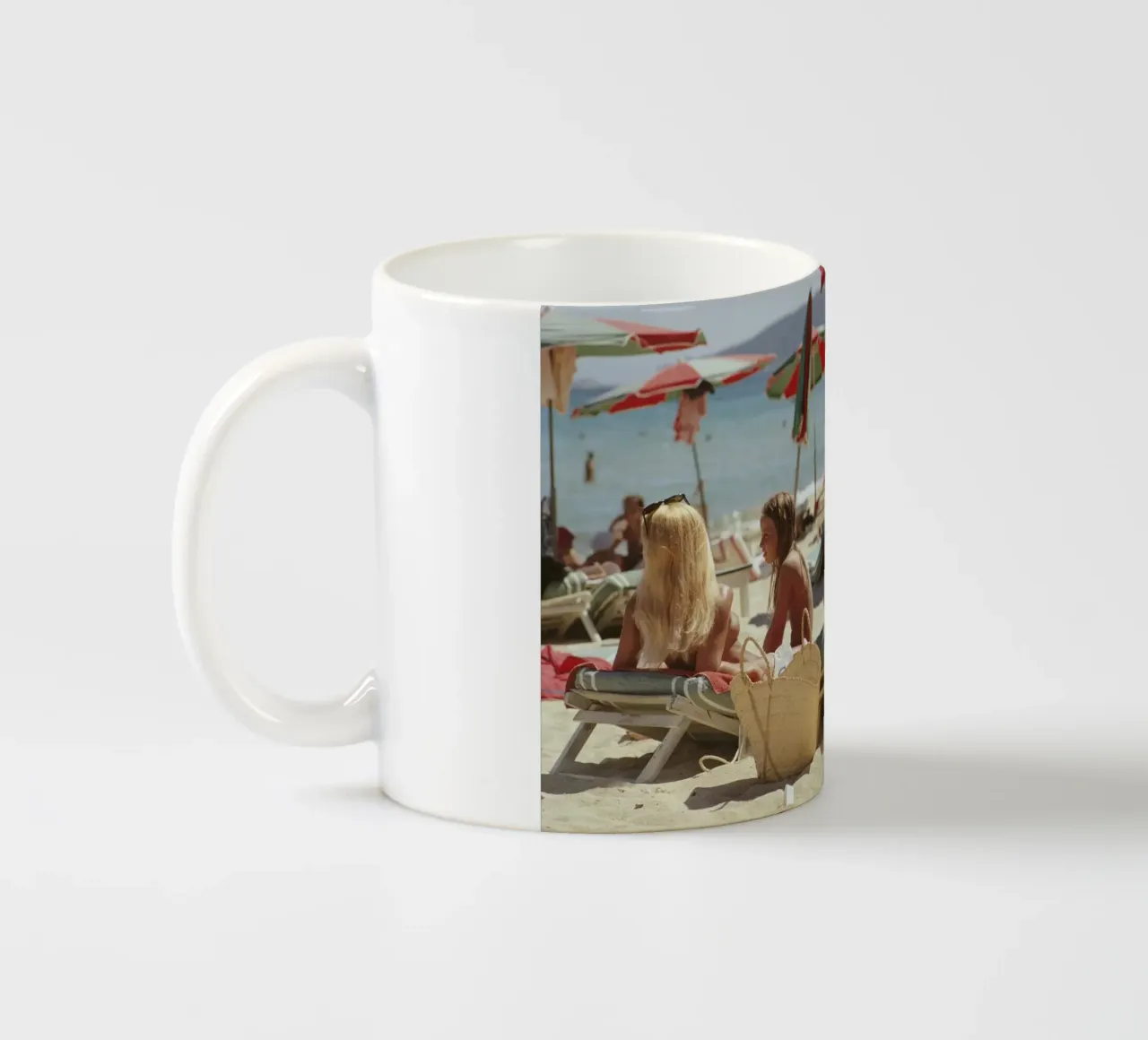 Spiaggia di Saint Tropez - Slim Aarons tazza in ceramica da Chrisvintage