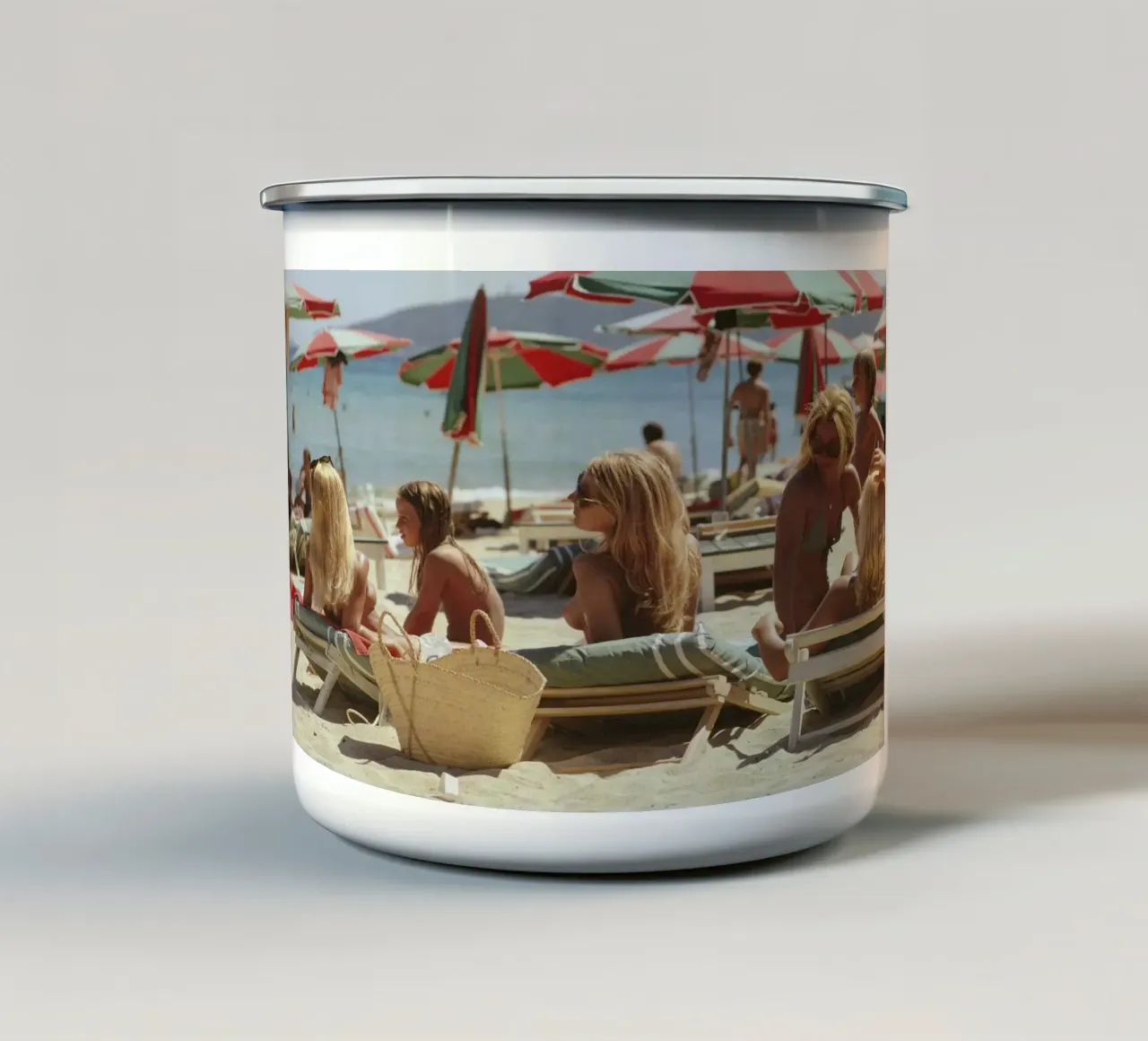 Spiaggia di Saint Tropez - Slim Aarons tazza in smalto da Chrisvintage