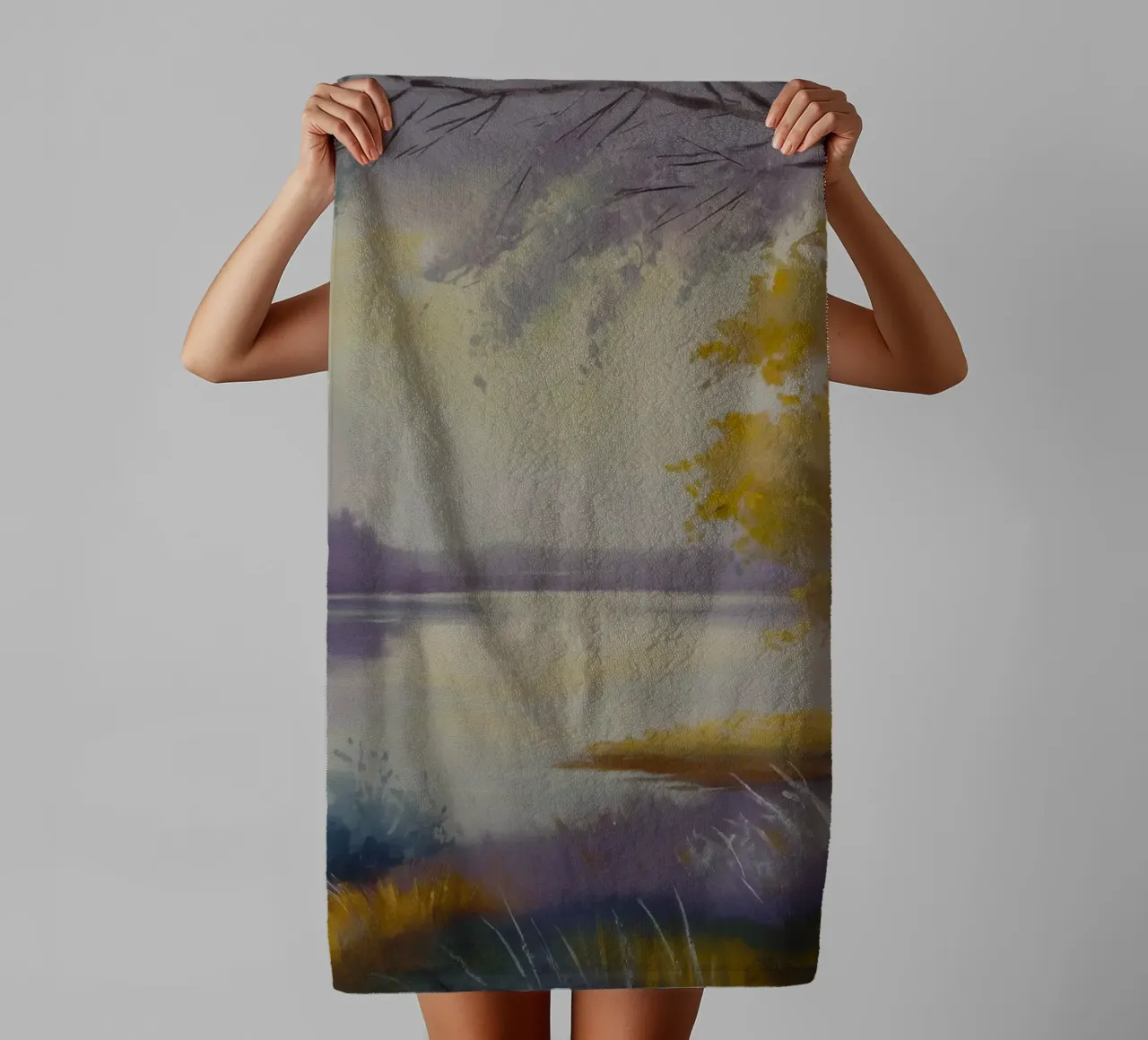 Nebliger See Morgen Handtuch von Radiance Landscape