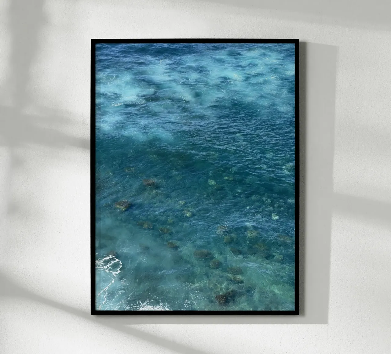 Acqua cristallina e vita marina a Tenerife poster con telaio in legno da byrieneke
