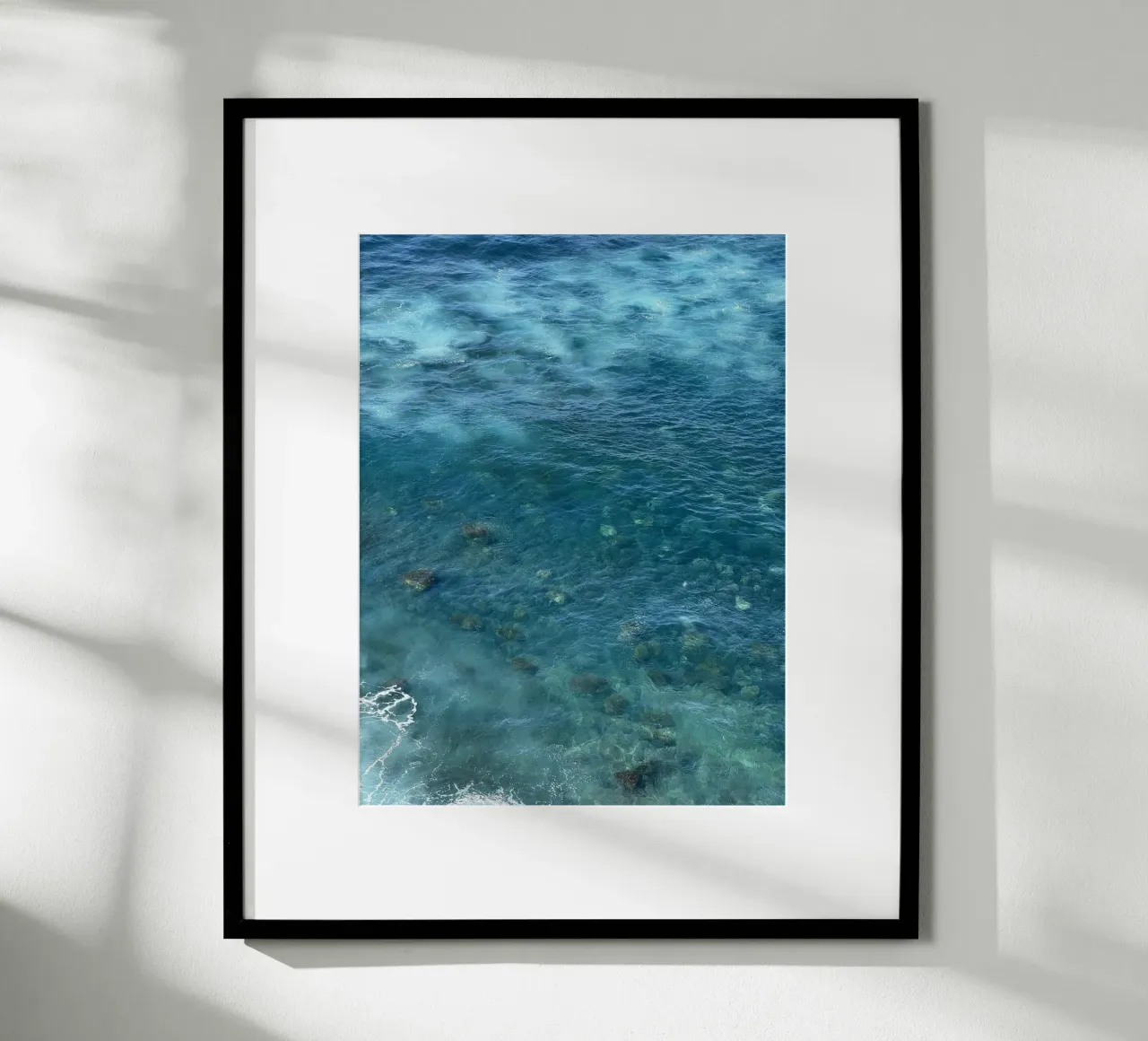 Acqua cristallina e vita marina a Tenerife poster con telaio in legno da byrieneke
