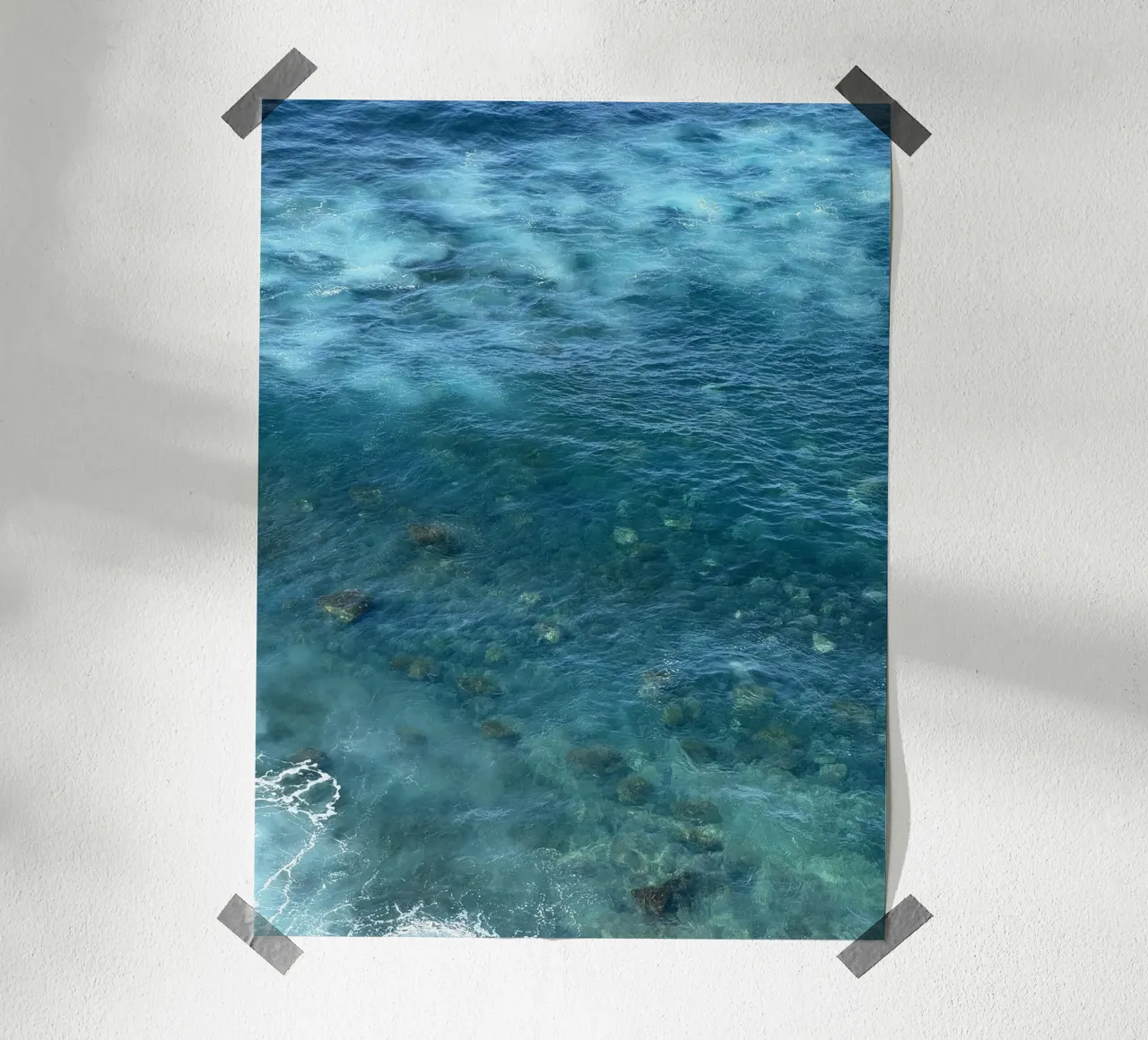 Acqua cristallina e vita marina a Tenerife poster con telaio in legno da byrieneke