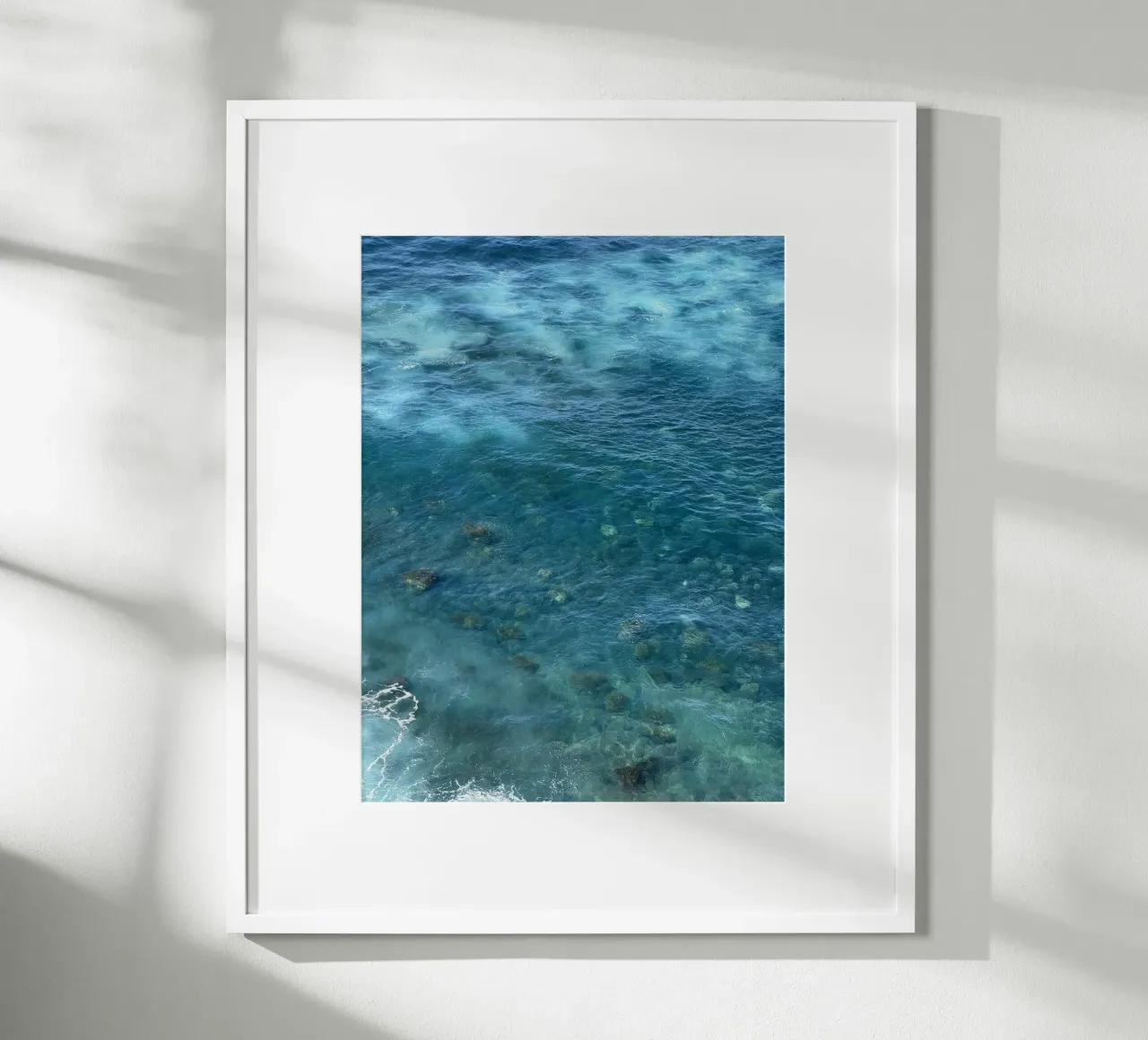 Acqua cristallina e vita marina a Tenerife poster con telaio in legno da byrieneke