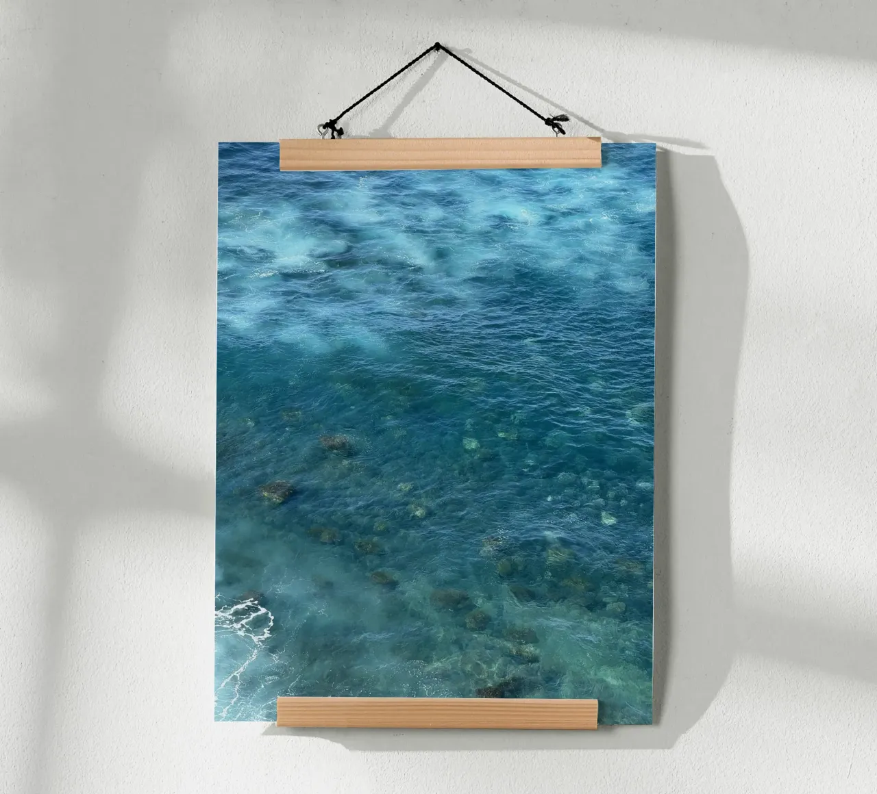 Acqua cristallina e vita marina a Tenerife poster con telaio in legno da byrieneke