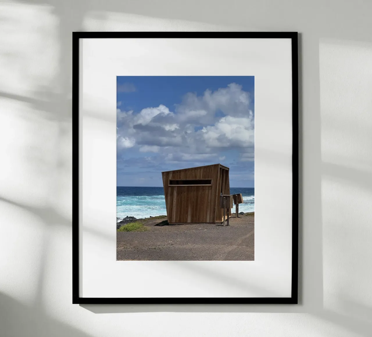 Cabina di osservazione degli uccelli a Punta del Hidalgo, Tenerife poster con telaio in alluminio da byrieneke
