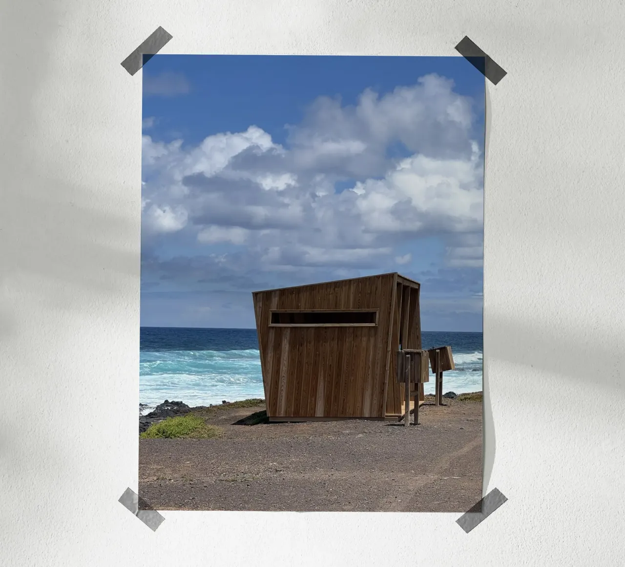 Cabina di osservazione degli uccelli a Punta del Hidalgo, Tenerife poster con telaio in alluminio da byrieneke