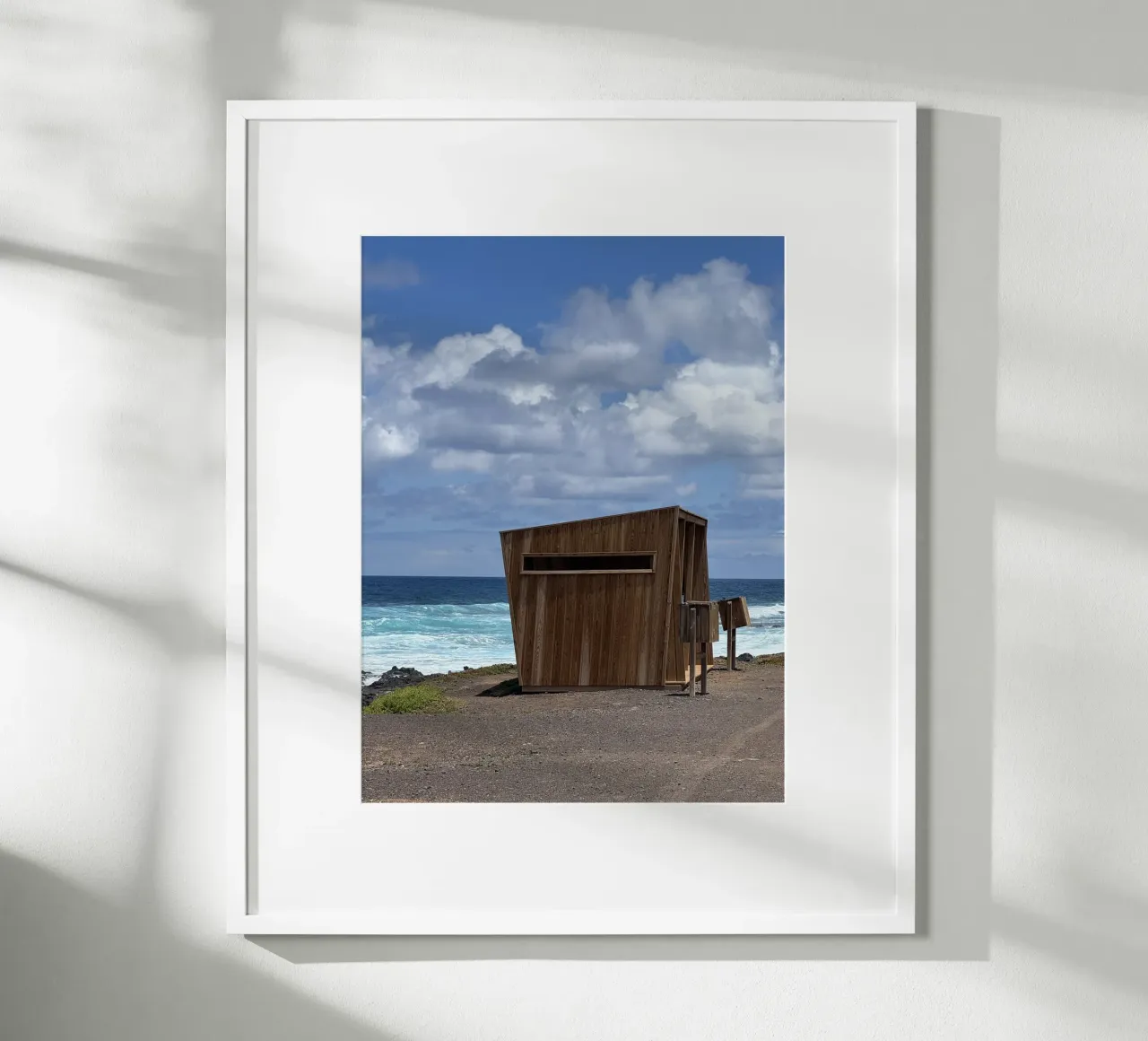 Cabina di osservazione degli uccelli a Punta del Hidalgo, Tenerife poster con telaio in alluminio da byrieneke