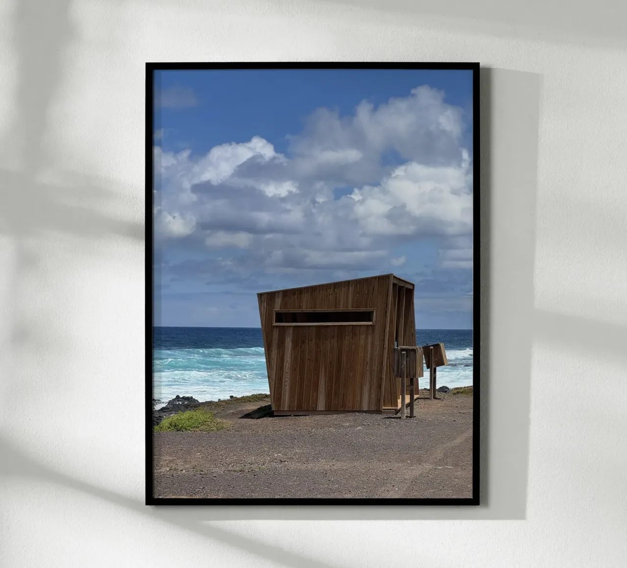 Cabina di osservazione degli uccelli a Punta del Hidalgo, Tenerife poster con telaio in alluminio da byrieneke