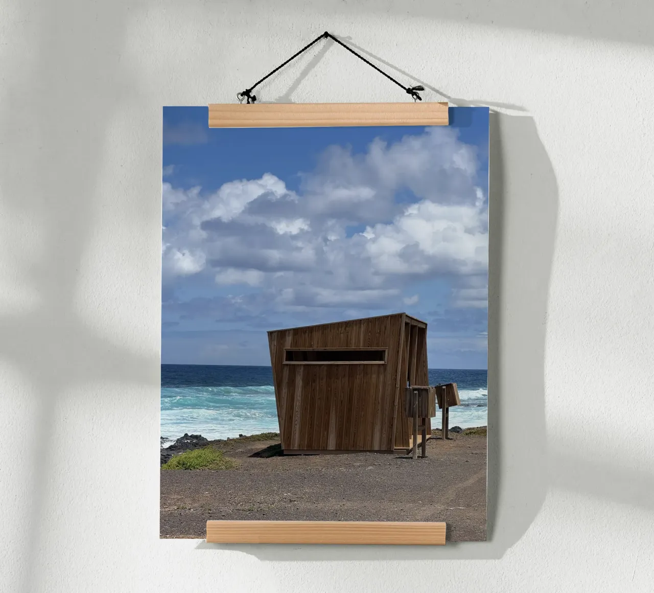 Cabina di osservazione degli uccelli a Punta del Hidalgo, Tenerife poster con telaio in alluminio da byrieneke
