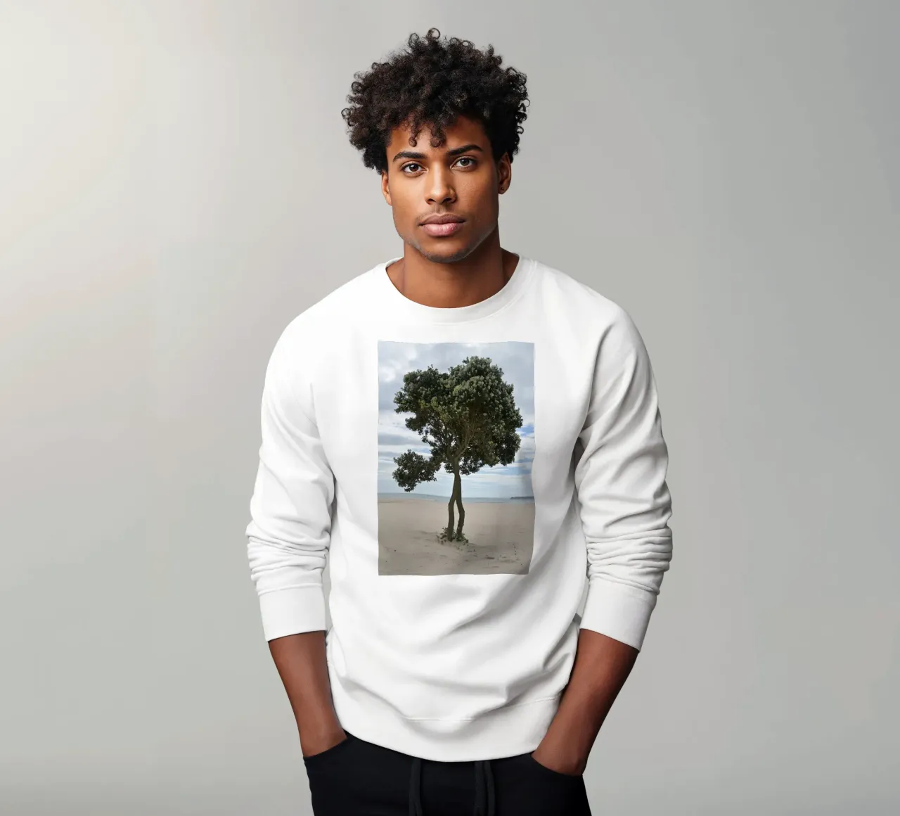 Albero solitario sulla spiaggia di Matosinhos felpa da byrieneke