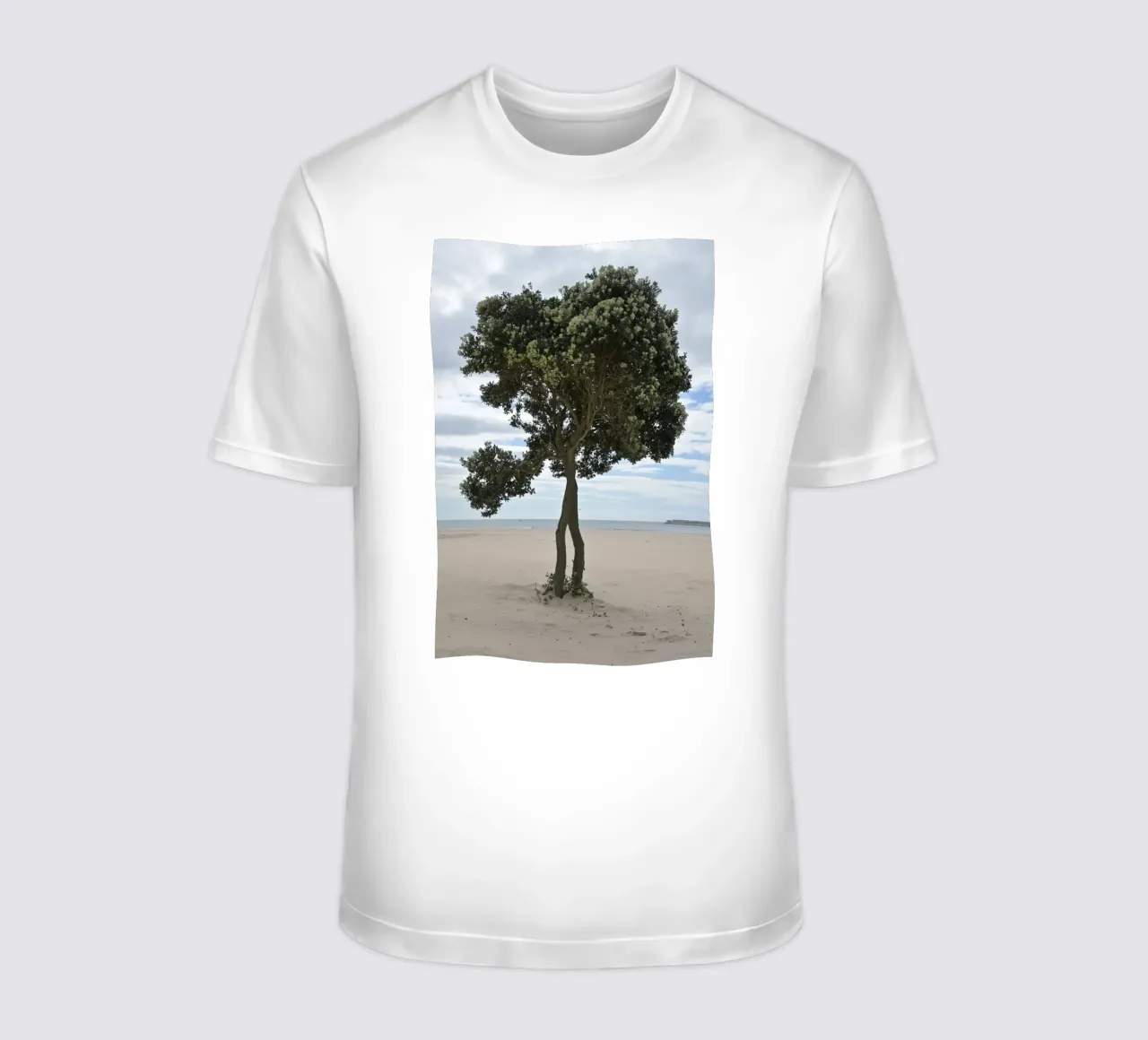 Albero solitario sulla spiaggia di Matosinhos t-shirt da byrieneke