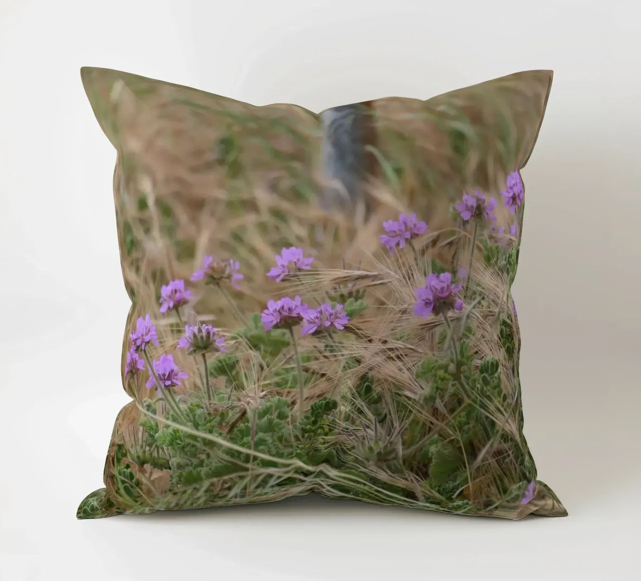 Fiori viola su erba gialla e verde cuscino da byrieneke