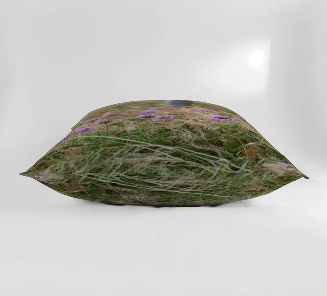 Fiori viola su erba gialla e verde cuscino da byrieneke