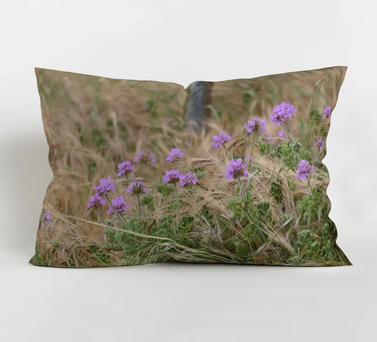 Fiori viola su erba gialla e verde cuscino da byrieneke