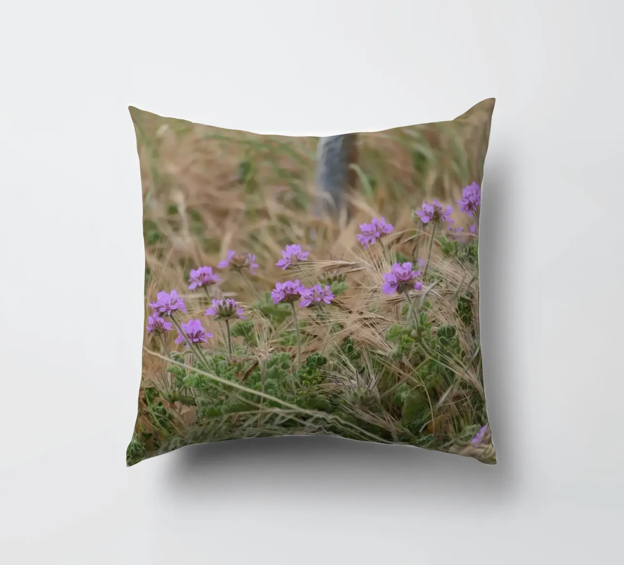 Fiori viola su erba gialla e verde cuscino da byrieneke