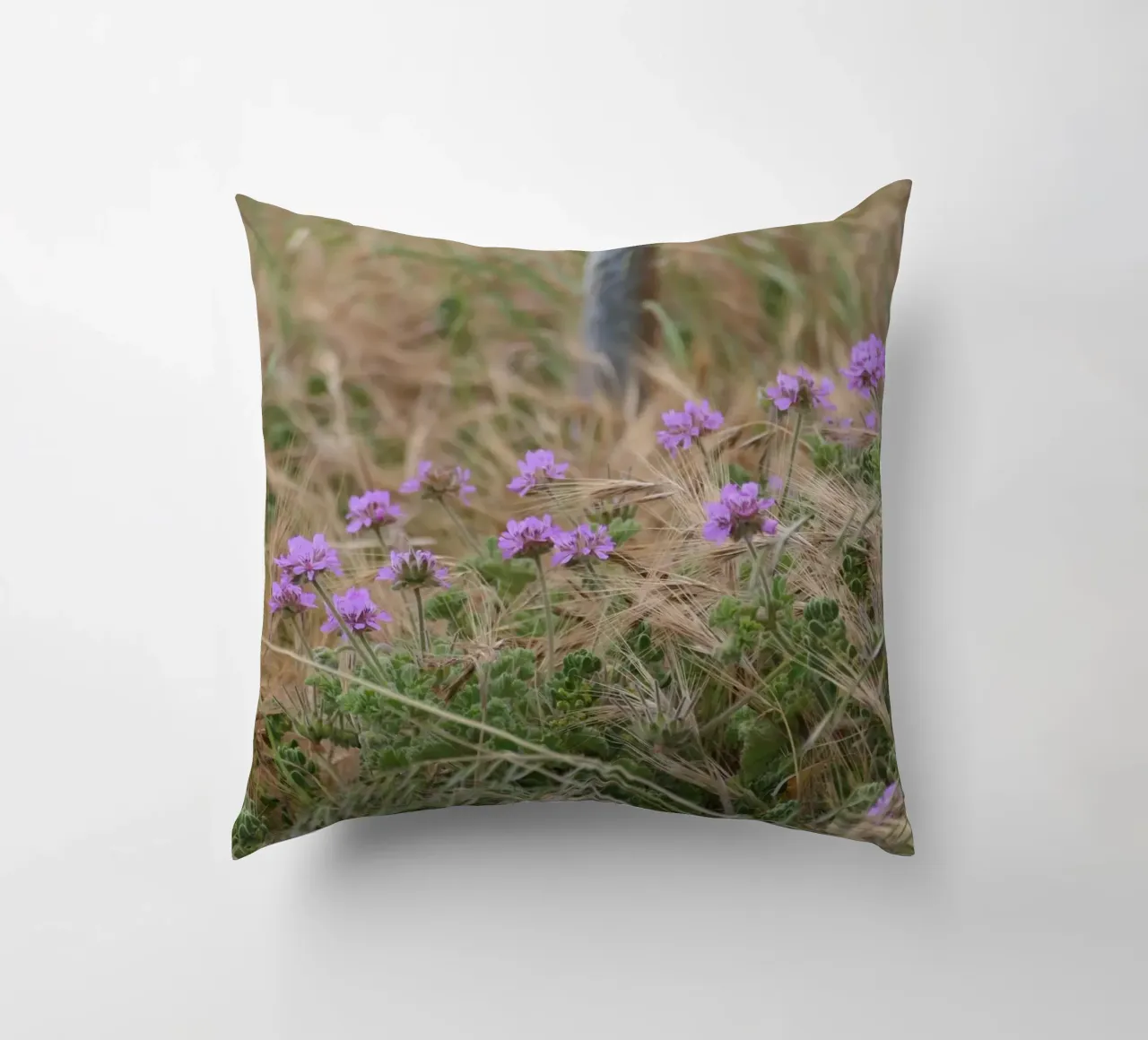 Fiori viola su erba gialla e verde cuscino da byrieneke