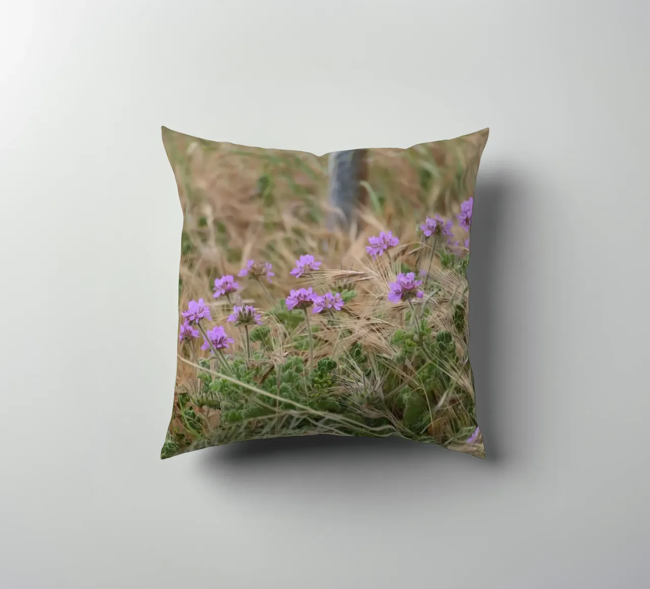 Fiori viola su erba gialla e verde cuscino da byrieneke
