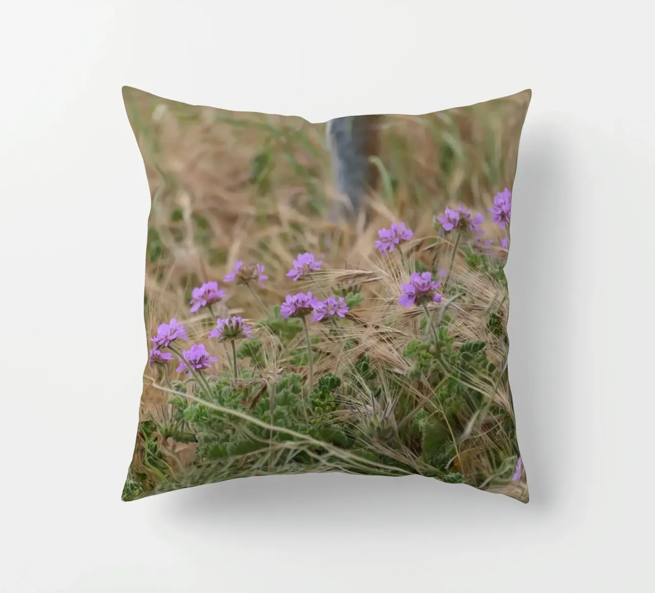Fiori viola su erba gialla e verde cuscino da byrieneke