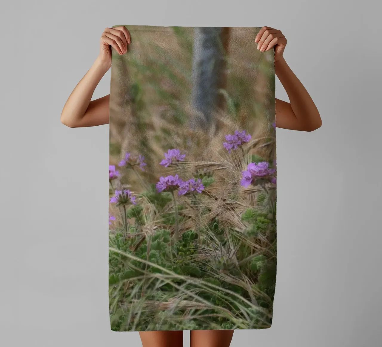 Fiori viola su erba gialla e verde asciugamano da bagno da byrieneke