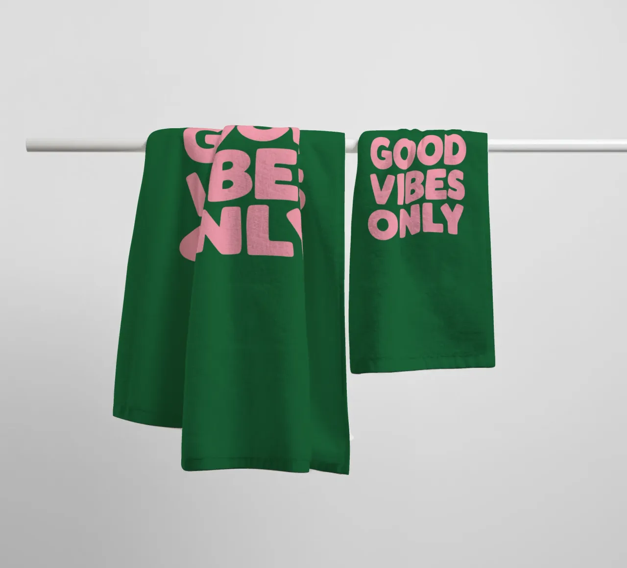 Sólo buenas vibraciones toalla de baño de THE MOTIVATED TYPE