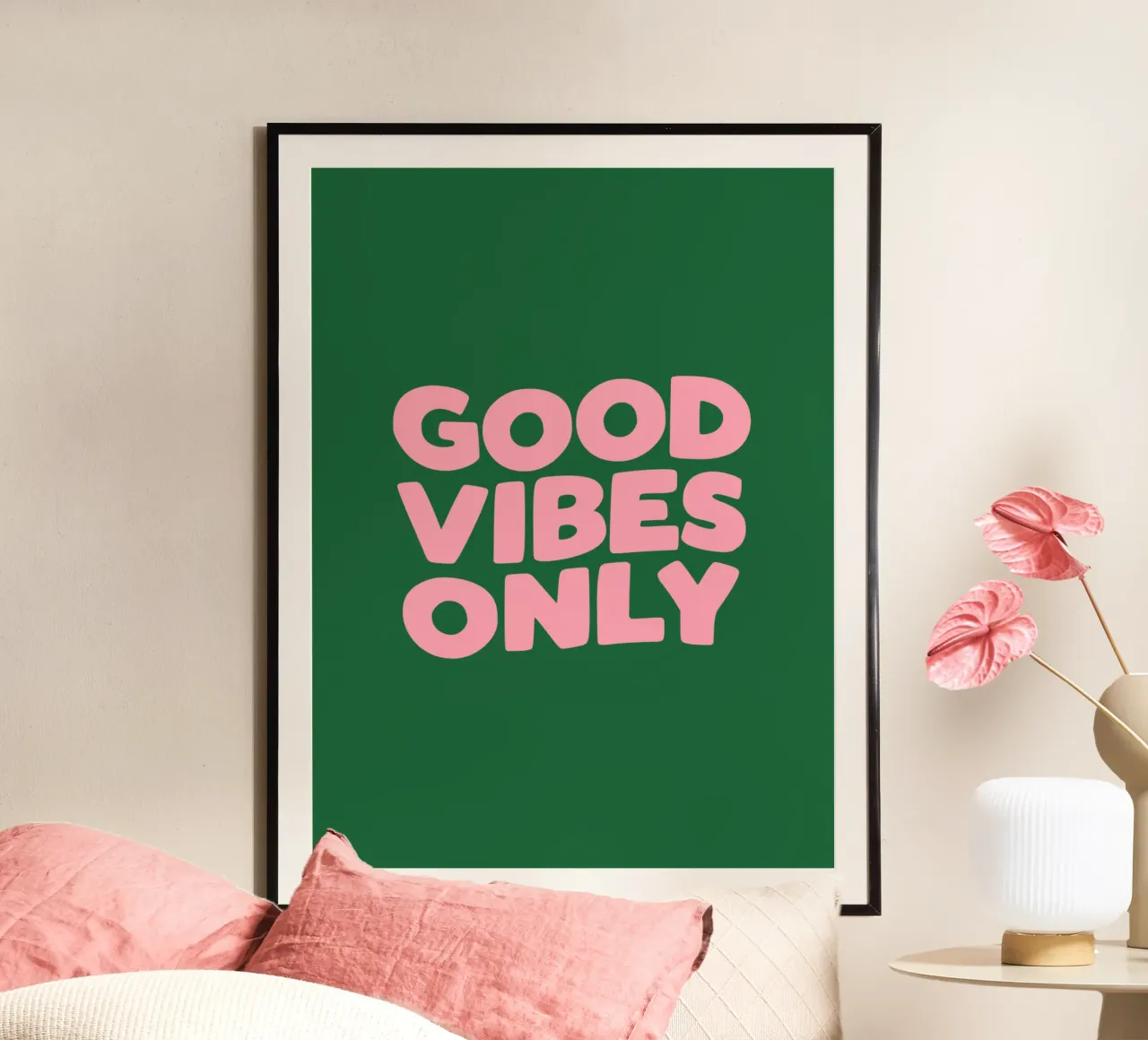 Uniquement des bonnes vibrations poster avec cadre en bois de THE MOTIVATED TYPE