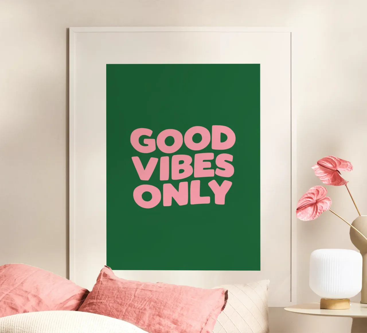 Uniquement des bonnes vibrations poster avec cadre en bois de THE MOTIVATED TYPE