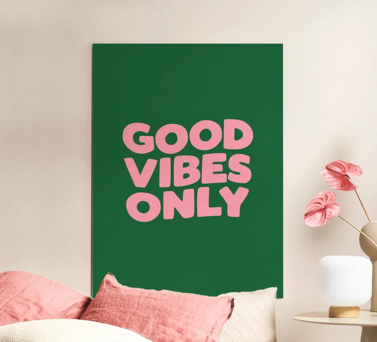 Uniquement des bonnes vibrations poster avec cadre en bois de THE MOTIVATED TYPE
