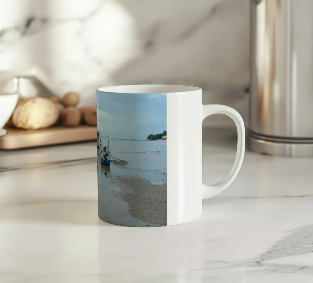Zwei Fischerboote in der Nähe der schwimmenden Moschee in Penang Keramik Tasse von byrieneke