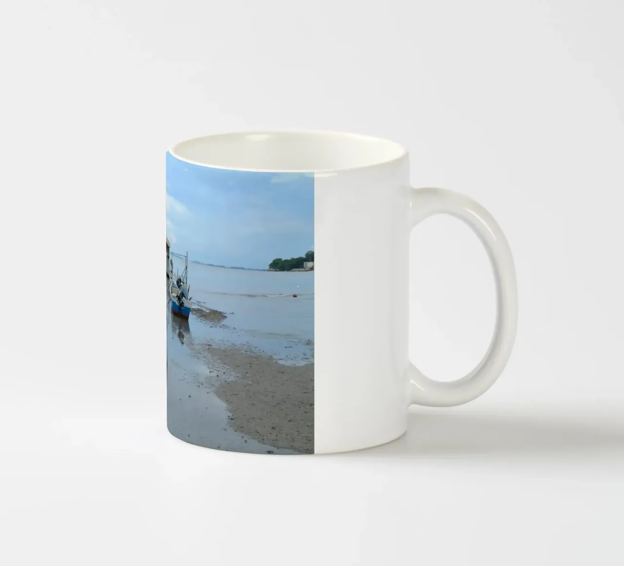 Zwei Fischerboote in der Nähe der schwimmenden Moschee in Penang Keramik Tasse von byrieneke
