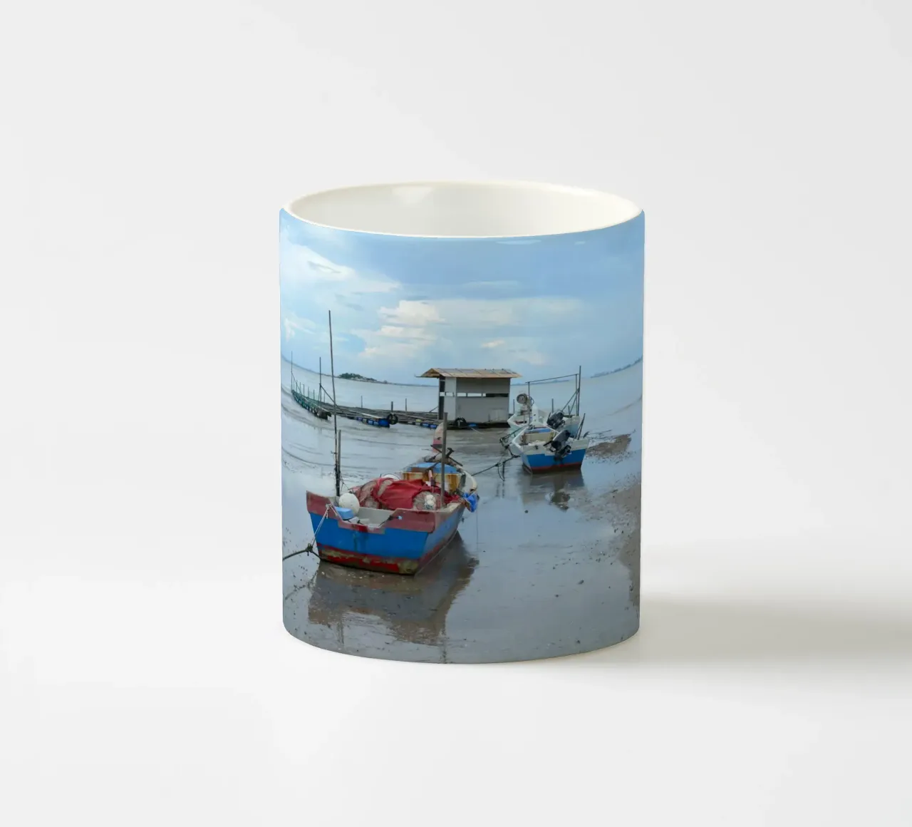 Zwei Fischerboote in der Nähe der schwimmenden Moschee in Penang Keramik Tasse von byrieneke