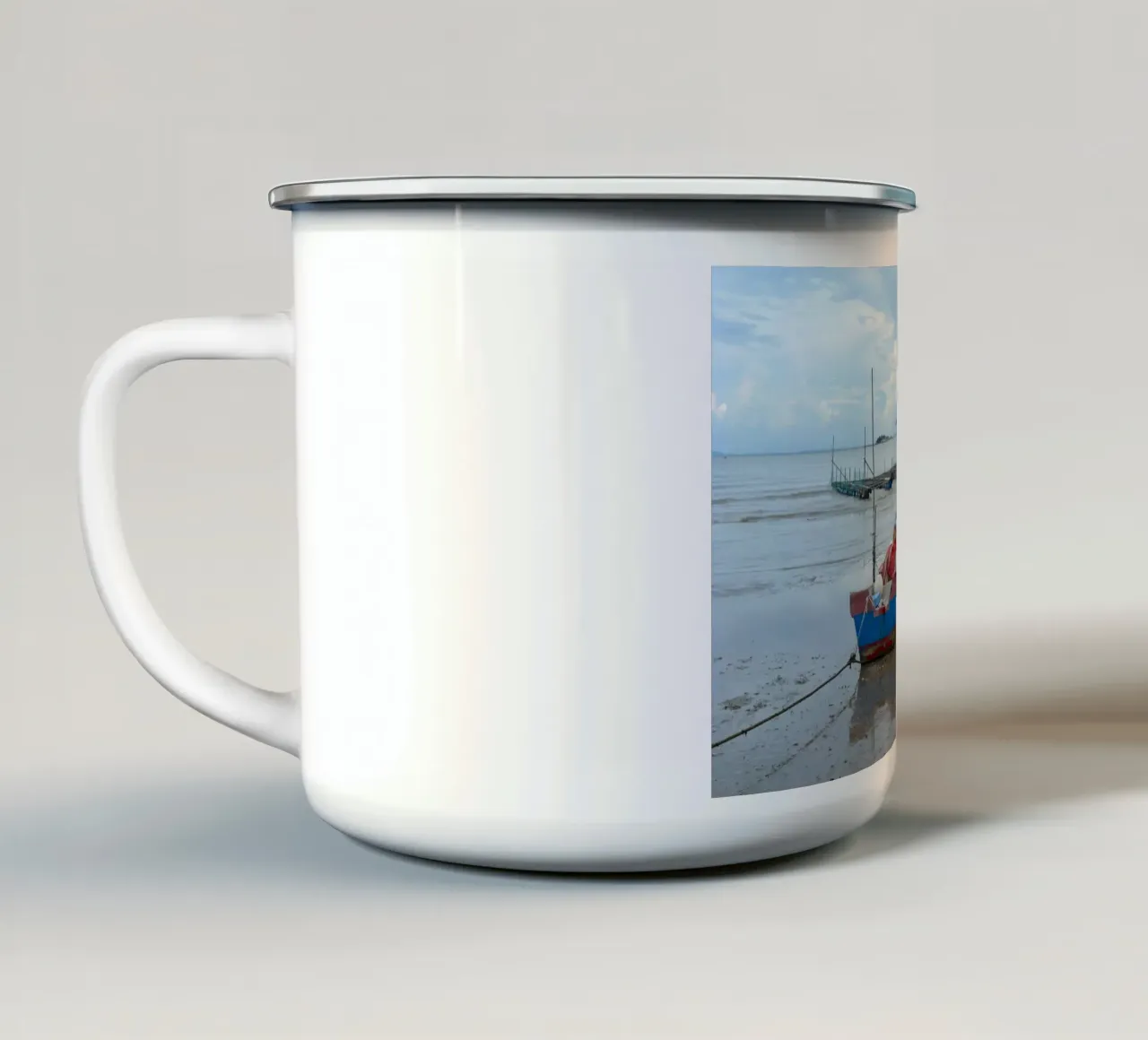 Zwei Fischerboote in der Nähe der schwimmenden Moschee in Penang Emaille Tasse von byrieneke