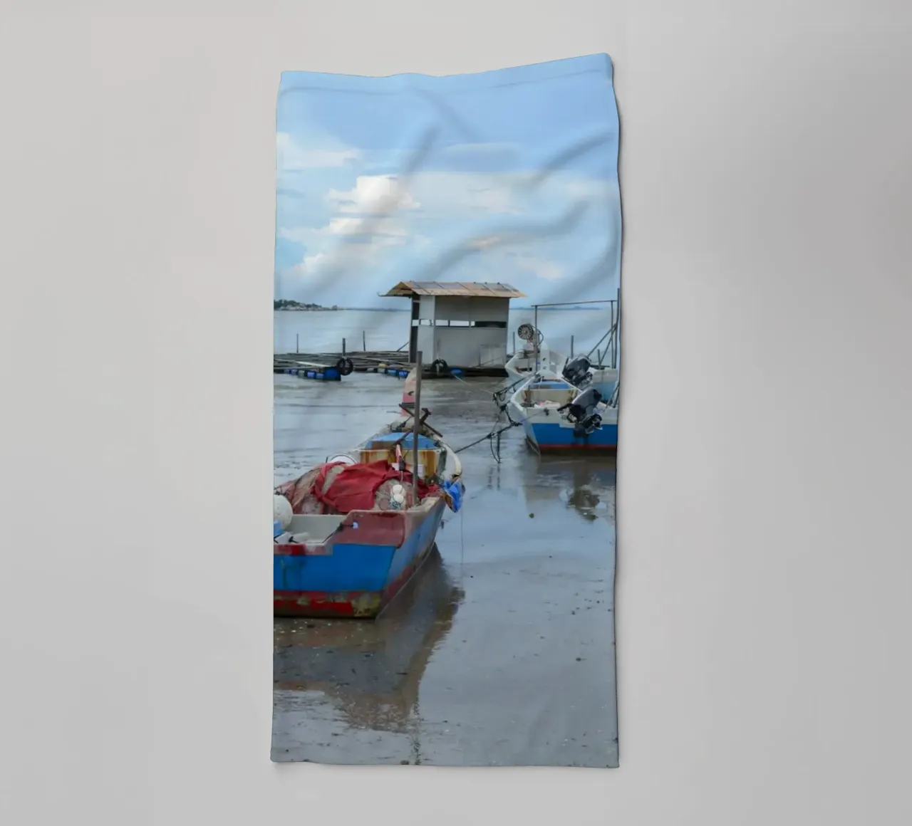 Zwei Fischerboote in der Nähe der schwimmenden Moschee in Penang Handtuch von byrieneke