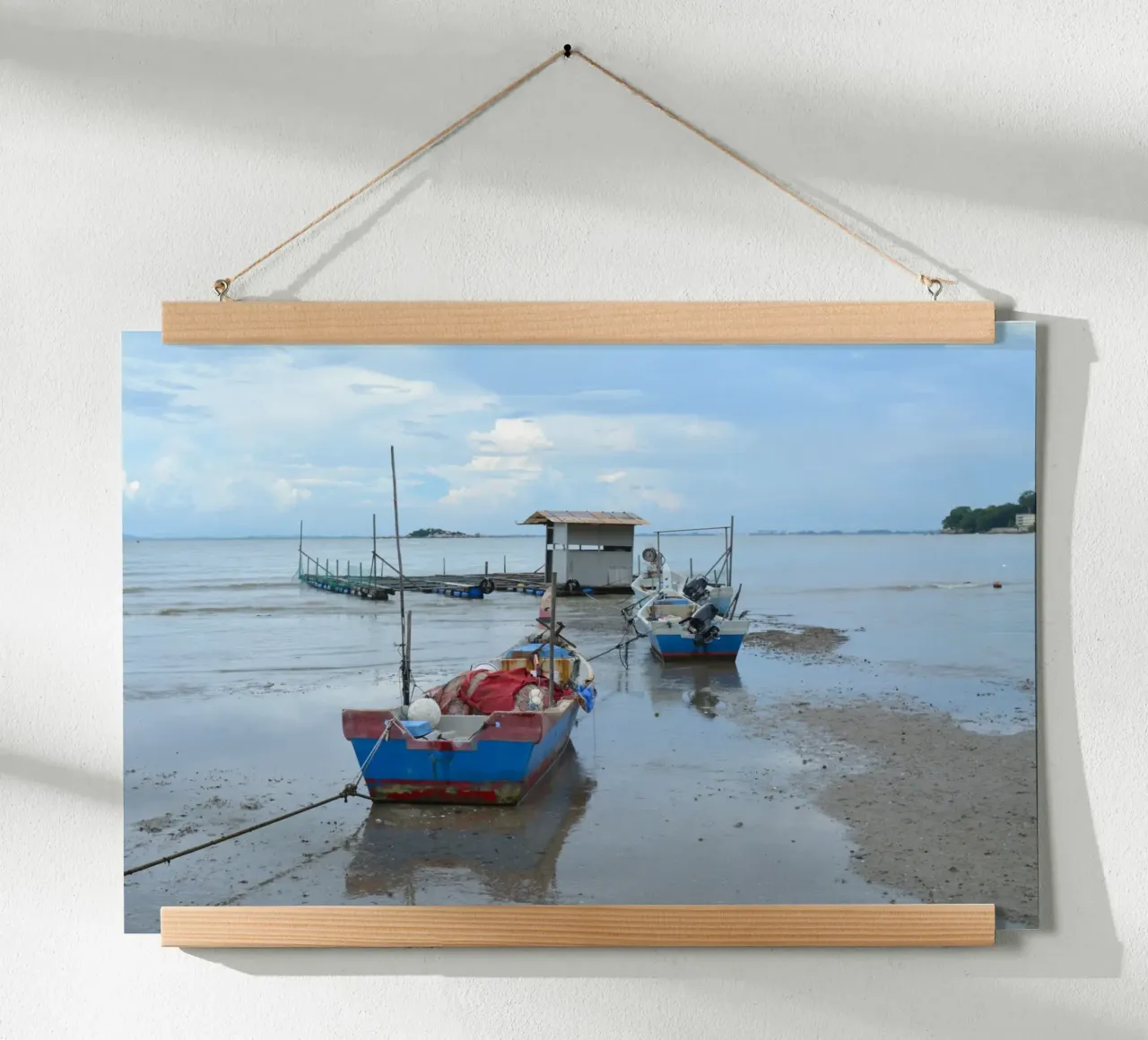 Zwei Fischerboote in der Nähe der schwimmenden Moschee in Penang Hahnemühle von byrieneke