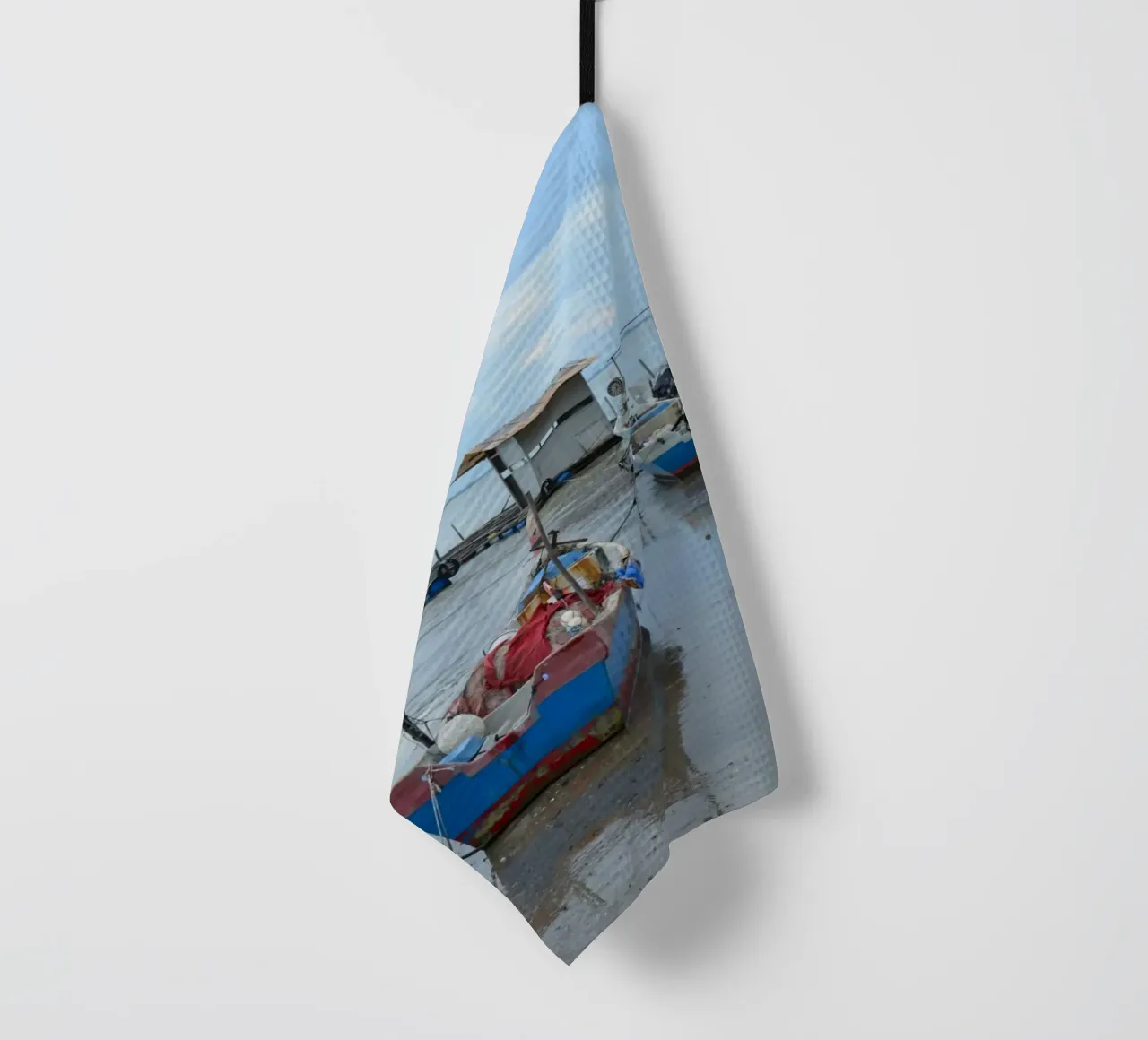 Zwei Fischerboote in der Nähe der schwimmenden Moschee in Penang Geschirrtuch von byrieneke