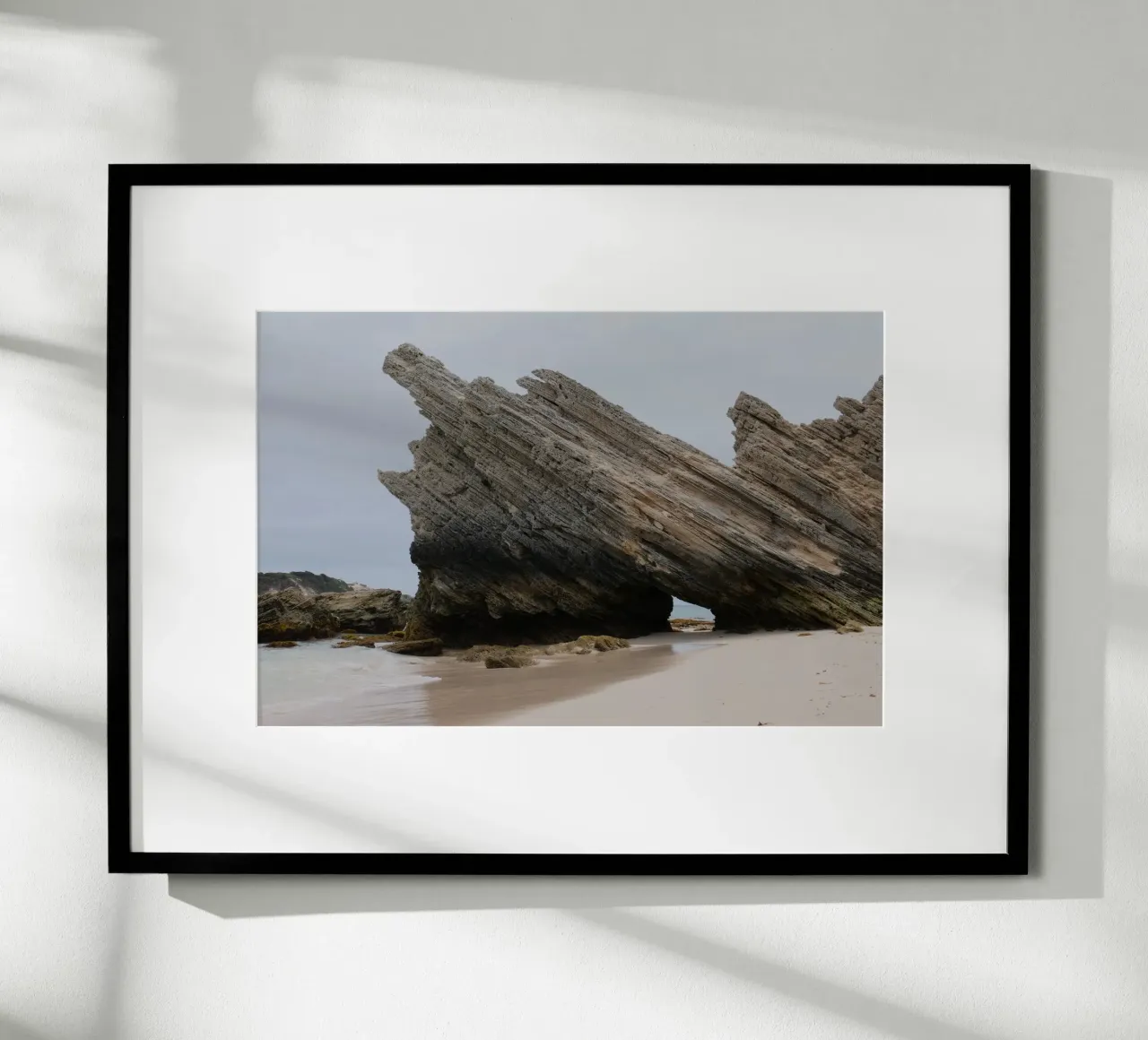 Adesivo Jagged Rock sulla spiaggia in Australia poster con telaio in plastica da byrieneke