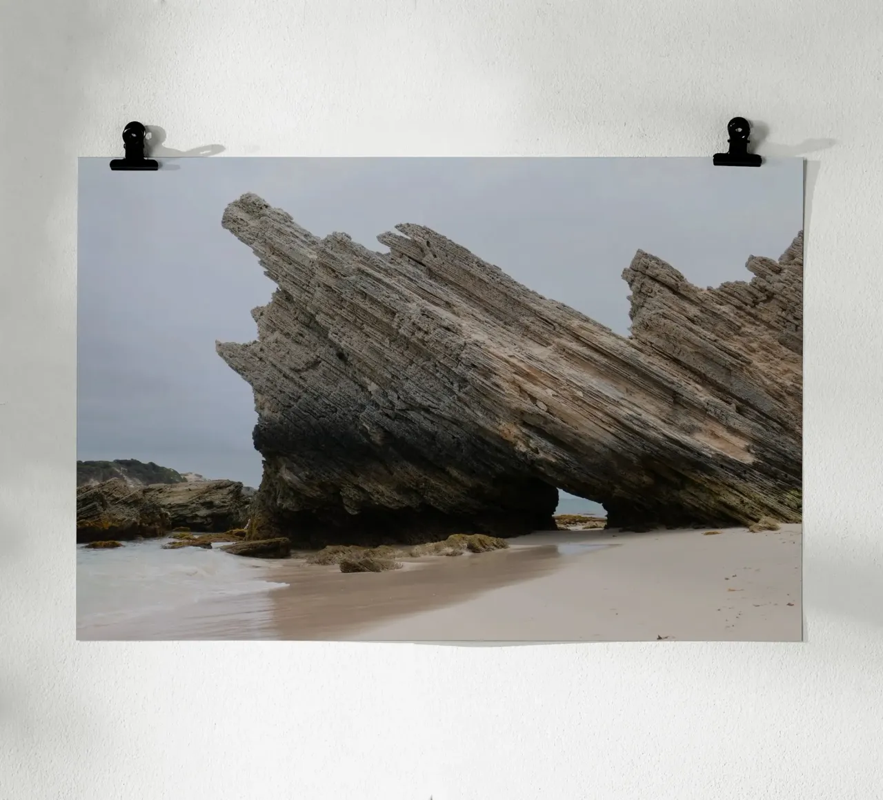 Adesivo Jagged Rock sulla spiaggia in Australia poster con telaio in plastica da byrieneke