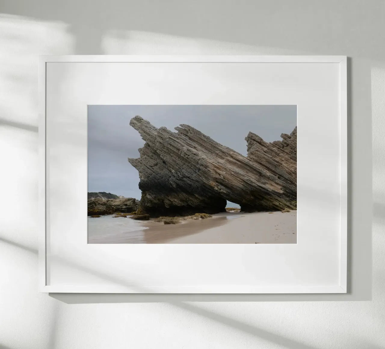 Adesivo Jagged Rock sulla spiaggia in Australia poster con telaio in plastica da byrieneke