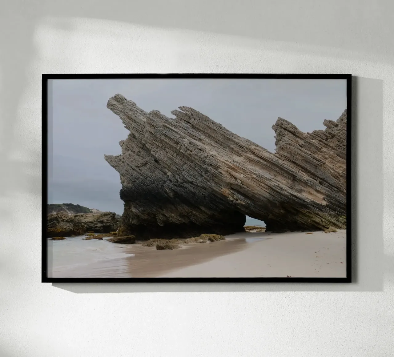 Adesivo Jagged Rock sulla spiaggia in Australia poster con telaio in plastica da byrieneke