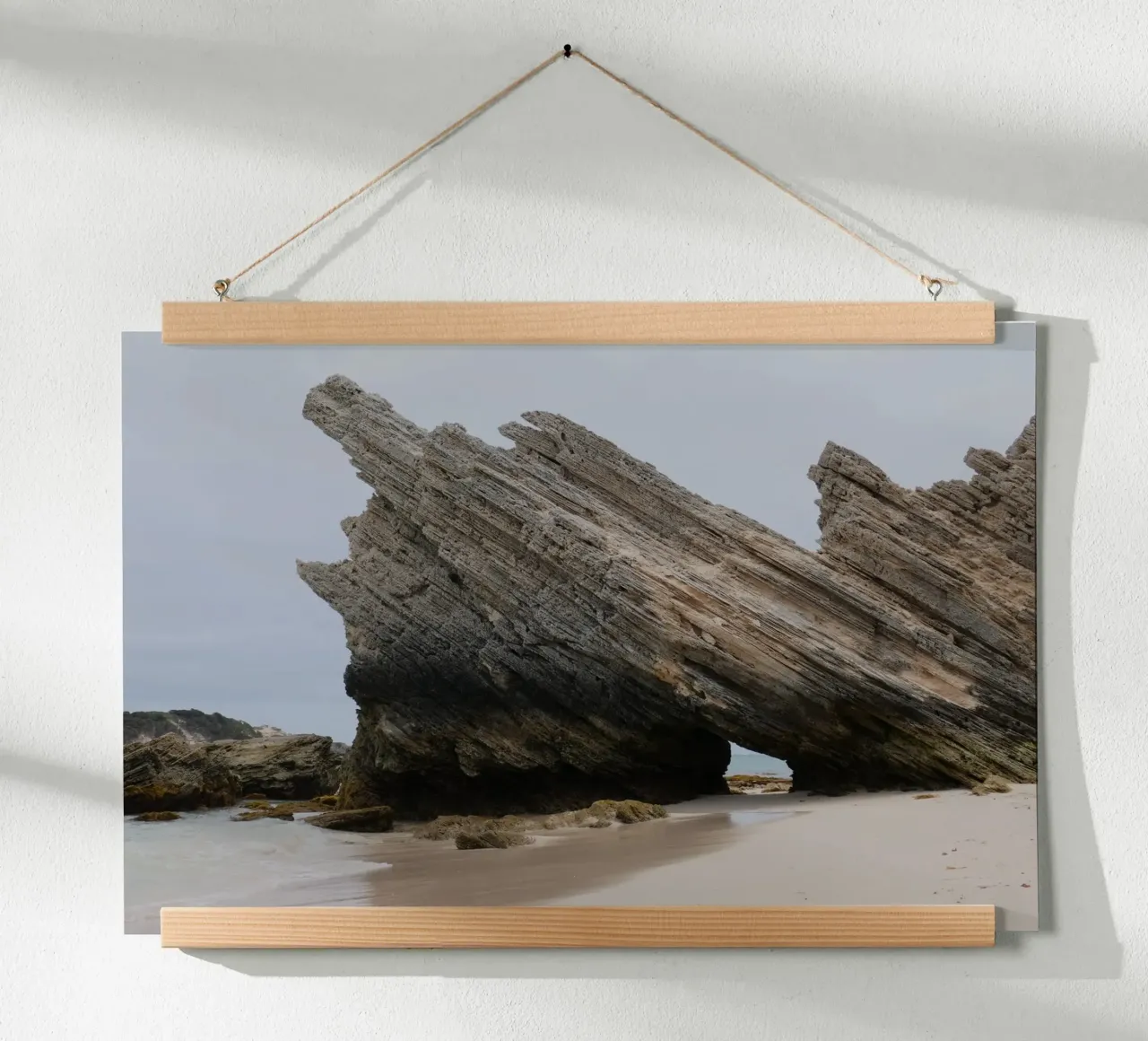 Adesivo Jagged Rock sulla spiaggia in Australia poster con telaio in plastica da byrieneke