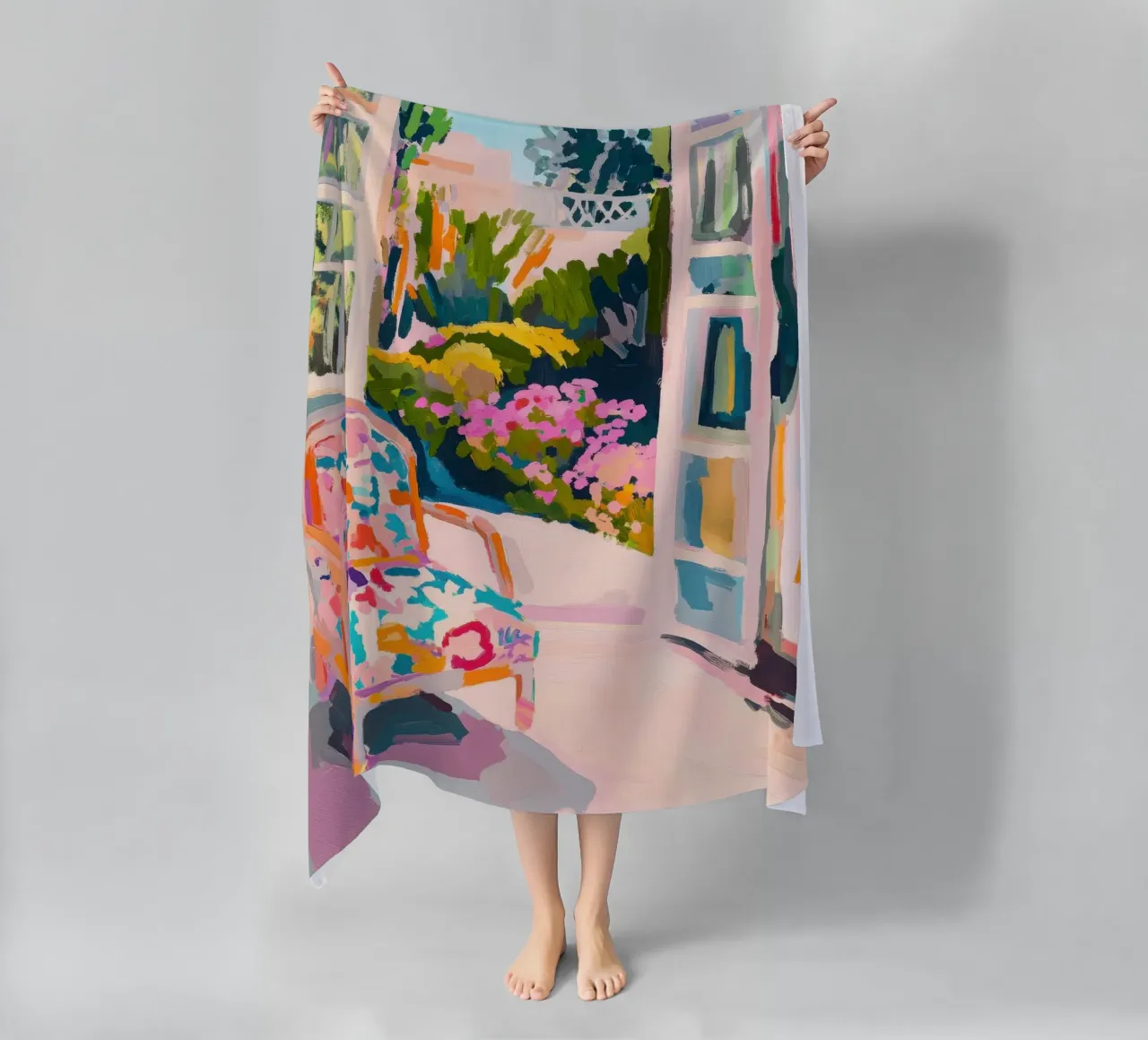 Poltrona davanti alle porte aperte sul giardino telo mare da Nikis Art Studio