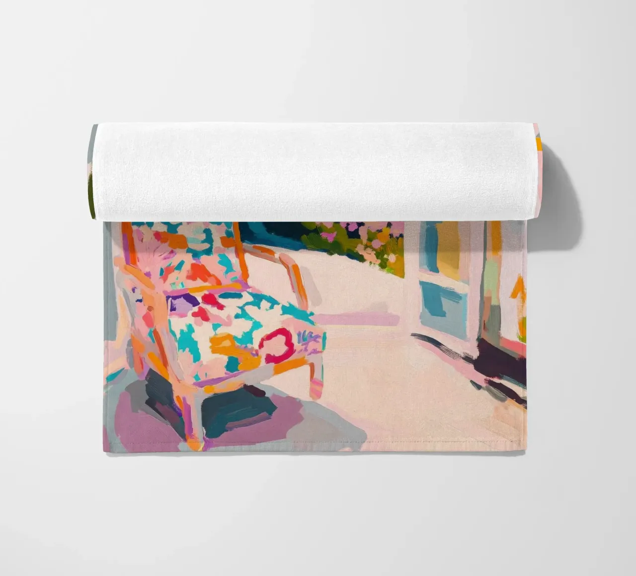 Poltrona davanti alle porte aperte sul giardino telo mare da Nikis Art Studio