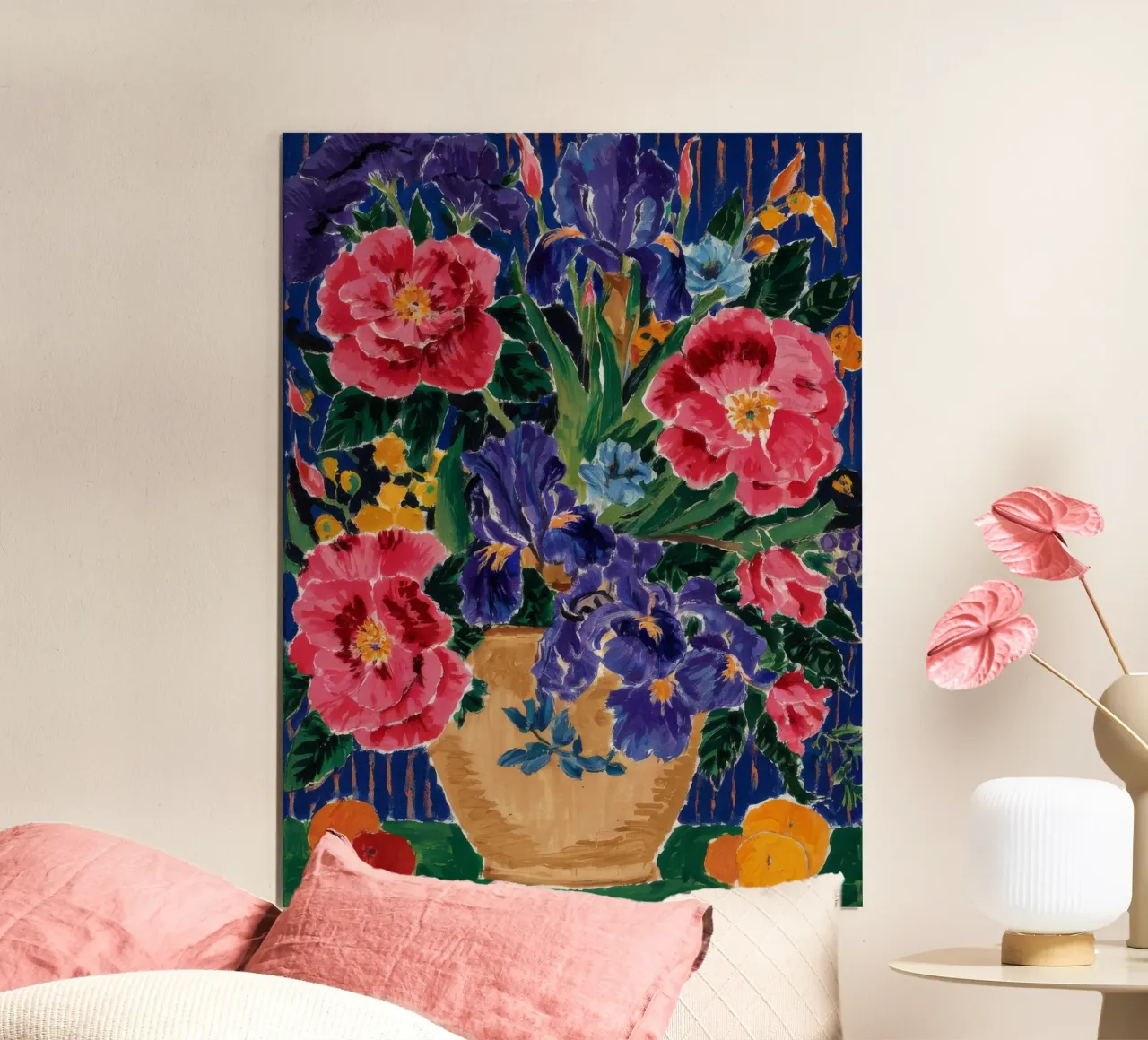 Bounty di mezzanotte in fiore poster con telaio in legno da Infinite Chroma